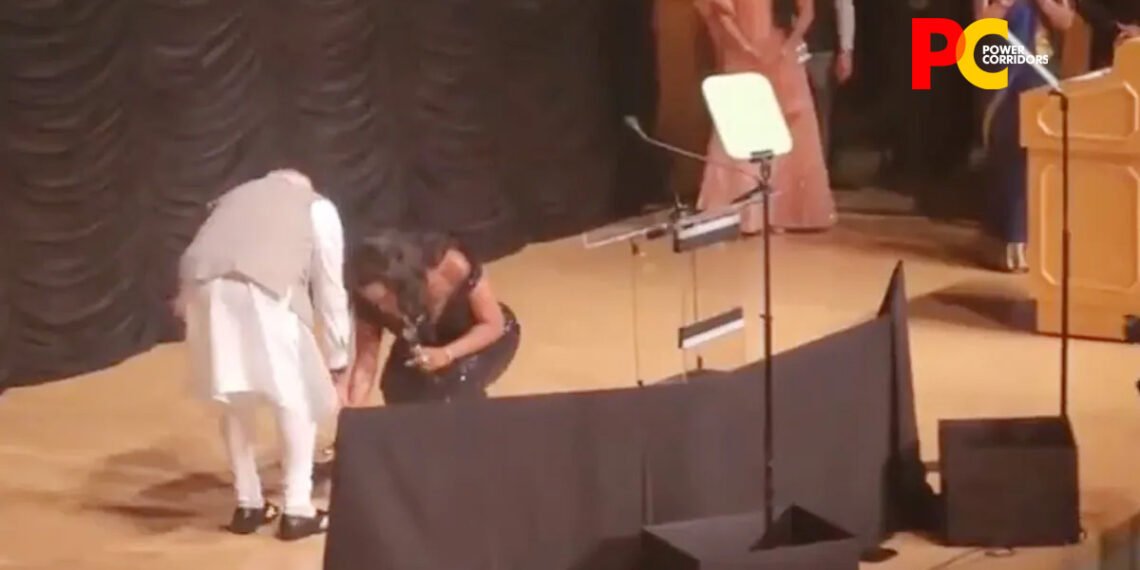 Singer Mary Millben touches PM Modi's feet after singing India's national anthem