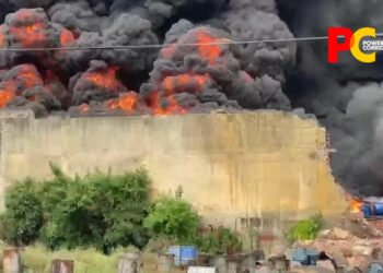 Massive fire breaks out at chemical factory in North Delhi