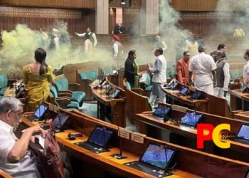 Major security breach in Lok Sabha; 2 men jump from gallery, Open smoke canisters