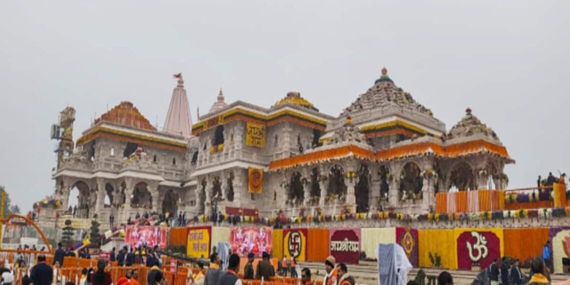 Former PM Deve Gowda, Big B, Yogi and others arrive at Ayodhya