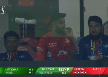 Imad Wasim Caught Smoking Inside Dressing Room During PSL Final; Fans Taunt 'Pakistan Smoking League' - Power Corridors