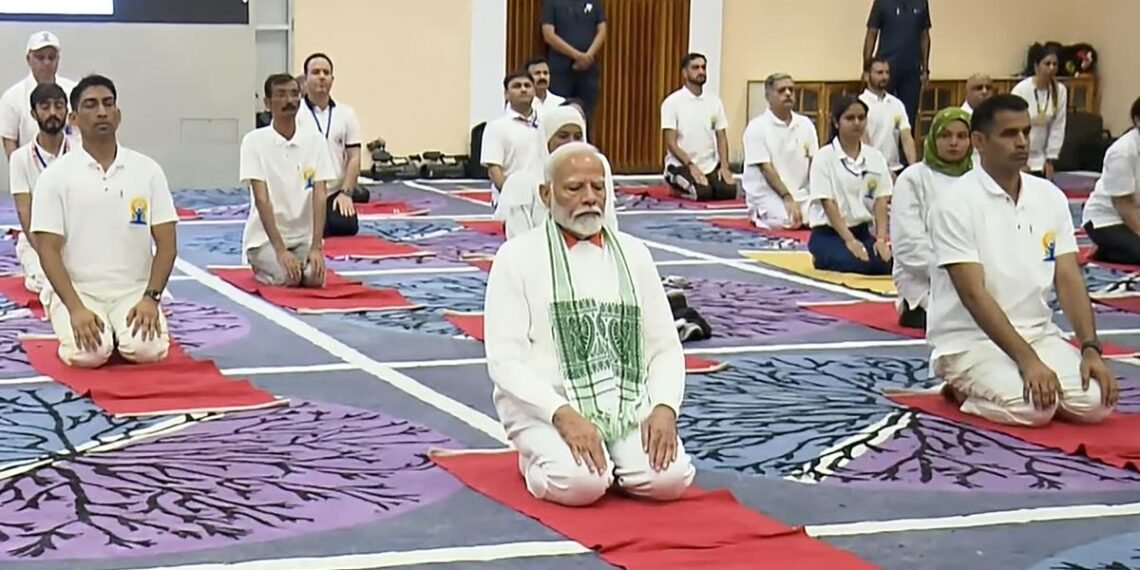 PM Modi leads celebrations of 10th Yoga Day; performs asanas in Srinagar