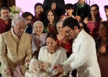 Aamir Khan celebrates mother's 90th birthday