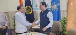 Shankar Aggarwal, Director GMF and Major Gen. RS Yadav , Director CS3, USI shake hands after Signing MOU between GMF and USI 