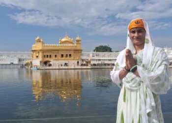 Vinesh Phogat visits Golden Temple; honoured by jathedars