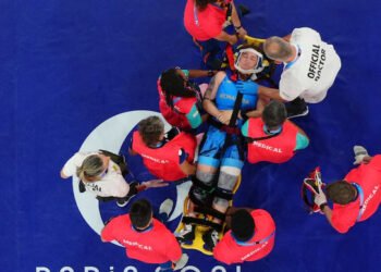 Paris: Romanian wrestler Catalina suffers serious injury; stretchered off