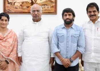Wrestlers Vinesh Phogat, Bajrang Punia join Congress