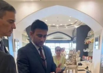 Spanish PM Sanchez uses UPI to purchase Ganesh idol in Mumbai