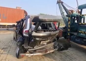 Five doctors die as Scorpio crashes into divider on Agra expressway