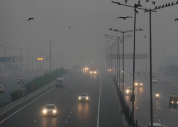 Smog engulfs Delhi-NCR, plunging visibility