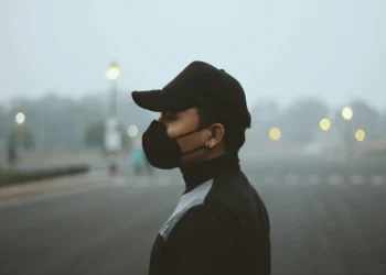 Face masks return as Delhi chokes on toxic air