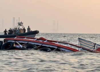13 die as Navy speedboat collides with ferry near Gateway of India