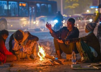 Delhi braces for cold wave; Temperature to hit 3 degree Celsius