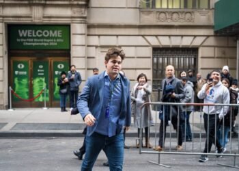 Chess giant Carlsen not the first victim of FIDE dress code