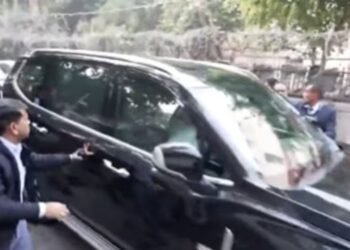 AAP claims Kejriwal’s vehicle attacked by BJP workers; BJP strikes back