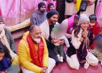 Virat-Anushka visit Premanand Maharaj along with kids. See pics