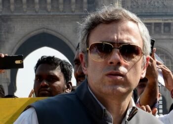 ‘Aur lado aapas mein’: Omar Abdullah takes jibe at AAP-Congress