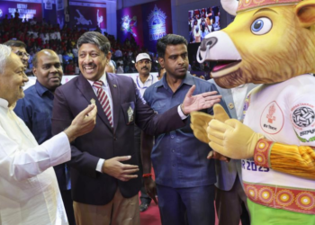 "Nitish Kumar Walks Off Stage as National Anthem Plays!"