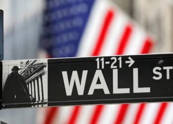 S&P 500 rebounds after initial trade fall in unpredictable US market session
