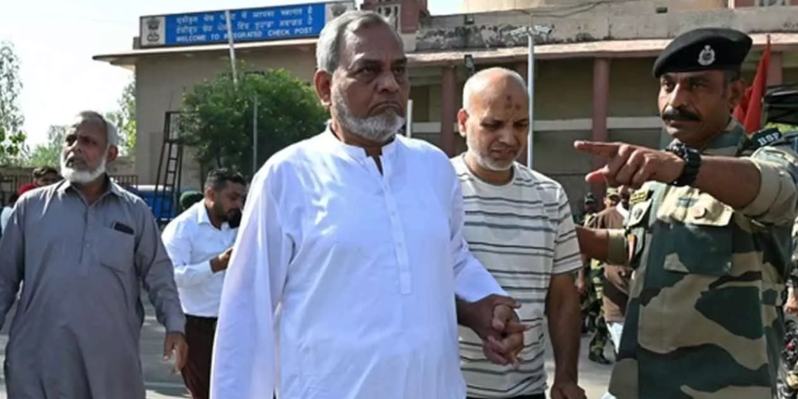 Pakistanis Start Arriving At Wagah Border Before Deadline To leave India!