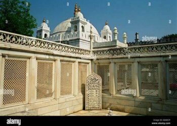 Mughal Descendant Seeks Global Intervention for Aurangzeb’s Tomb in Maharashtra