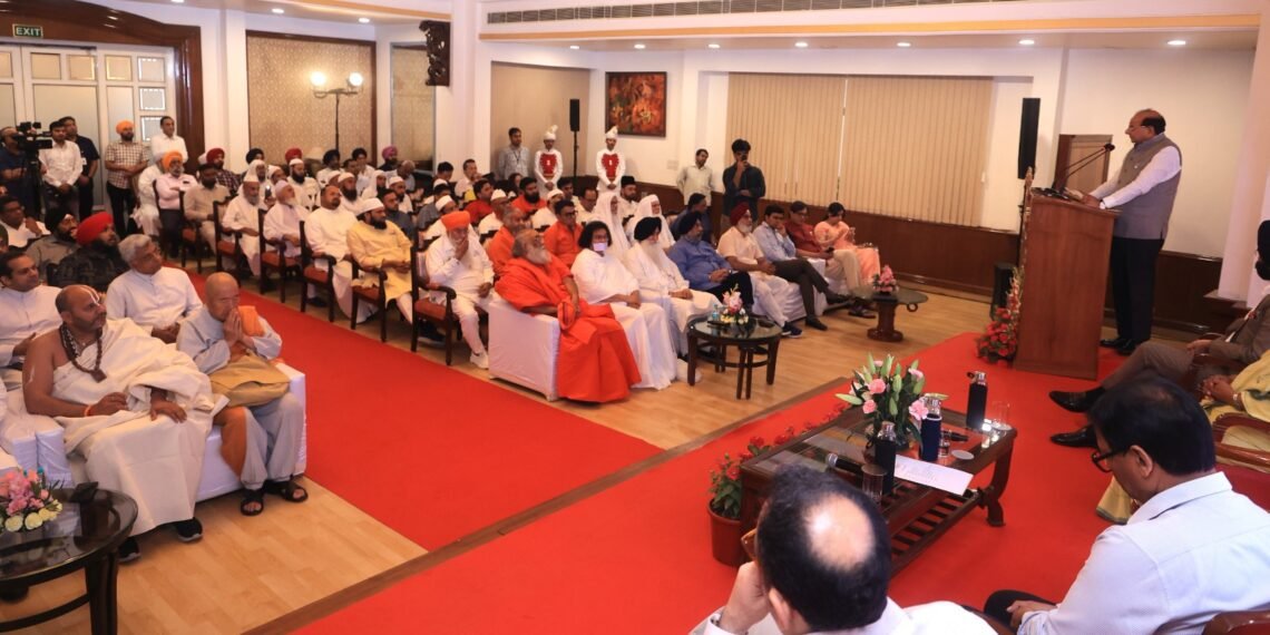 Delhi LG Hosts Interfaith Prayer Meet for Armed Forces