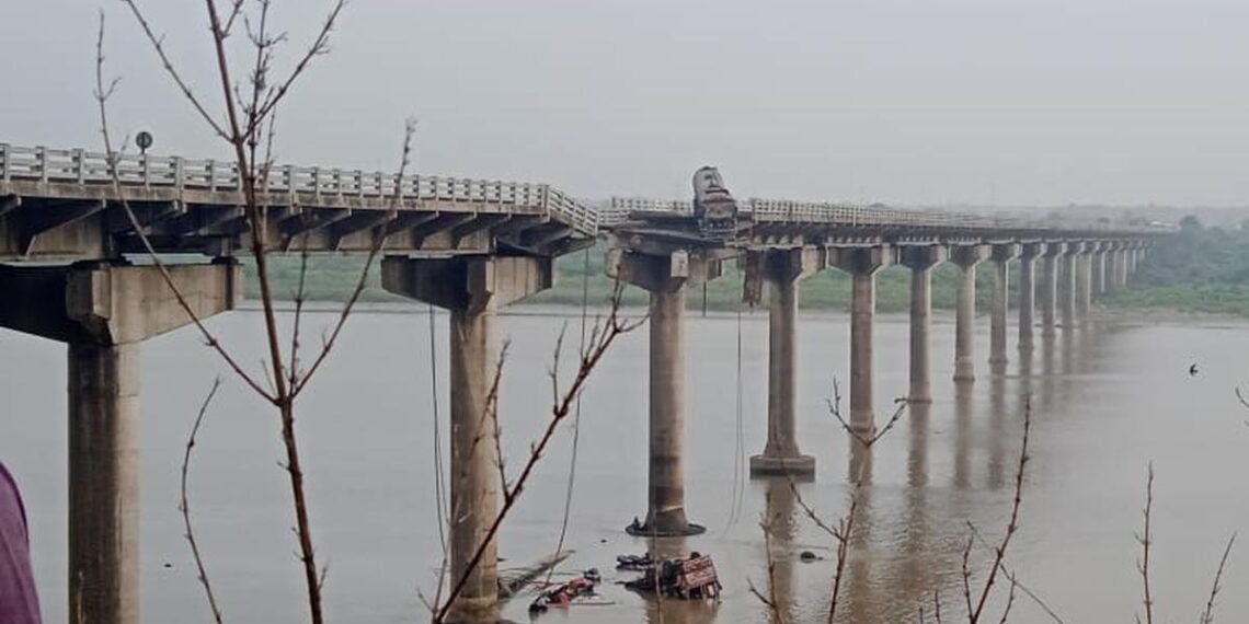 Gambhira Bridge Collapses in Gujarat; 3 Dead as Vehicles Fall into Mahisagar River