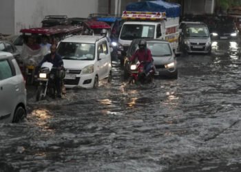  Monsoon Alert: Heavy Rains Impact Daily Life in Delhi-NCR