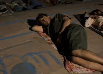 Sunil Grover Sleeps Under the Stars at Rishikesh’s Triveni Ghat, Wins Hearts with His Simplicity- Power Corridors