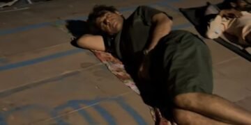 Sunil Grover Sleeps Under the Stars at Rishikesh’s Triveni Ghat, Wins Hearts with His Simplicity- Power Corridors