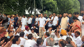 Delhi Police Forcibly Remove Rahul, Priyanka, and Akhilesh Yadav from Protest Outside PM Modi’s Residence