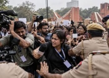 Journalist Alleges Groping by Delhi Police ACP at Jantar Mantar, FIR Delay Triggers Protest